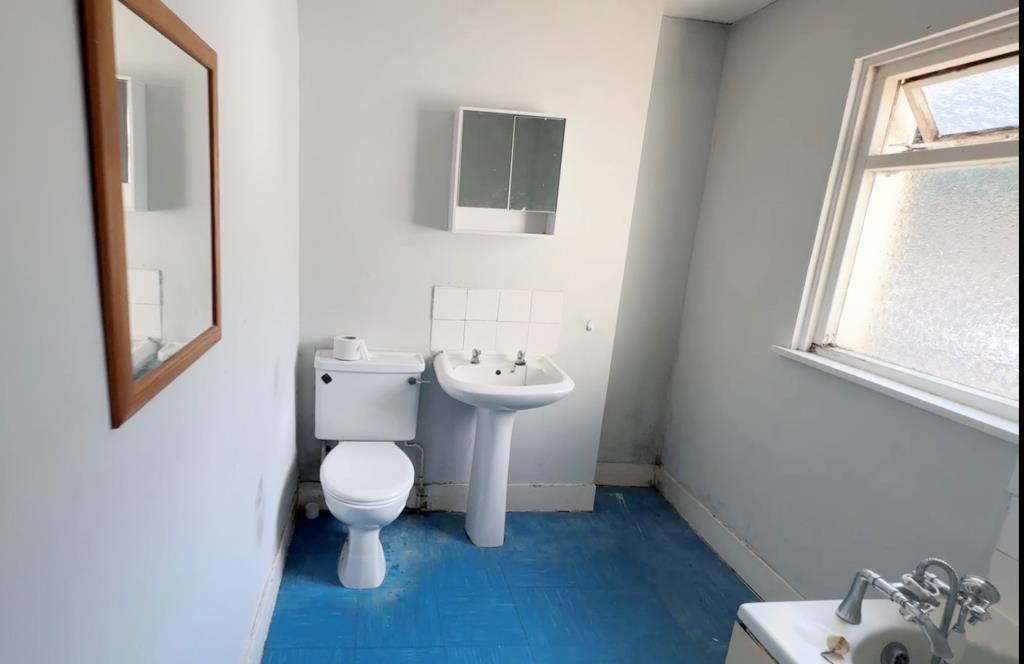 Lot: 121 - TWO-BEDROOM HOUSE FOR IMPROVEMENT - Bathroom